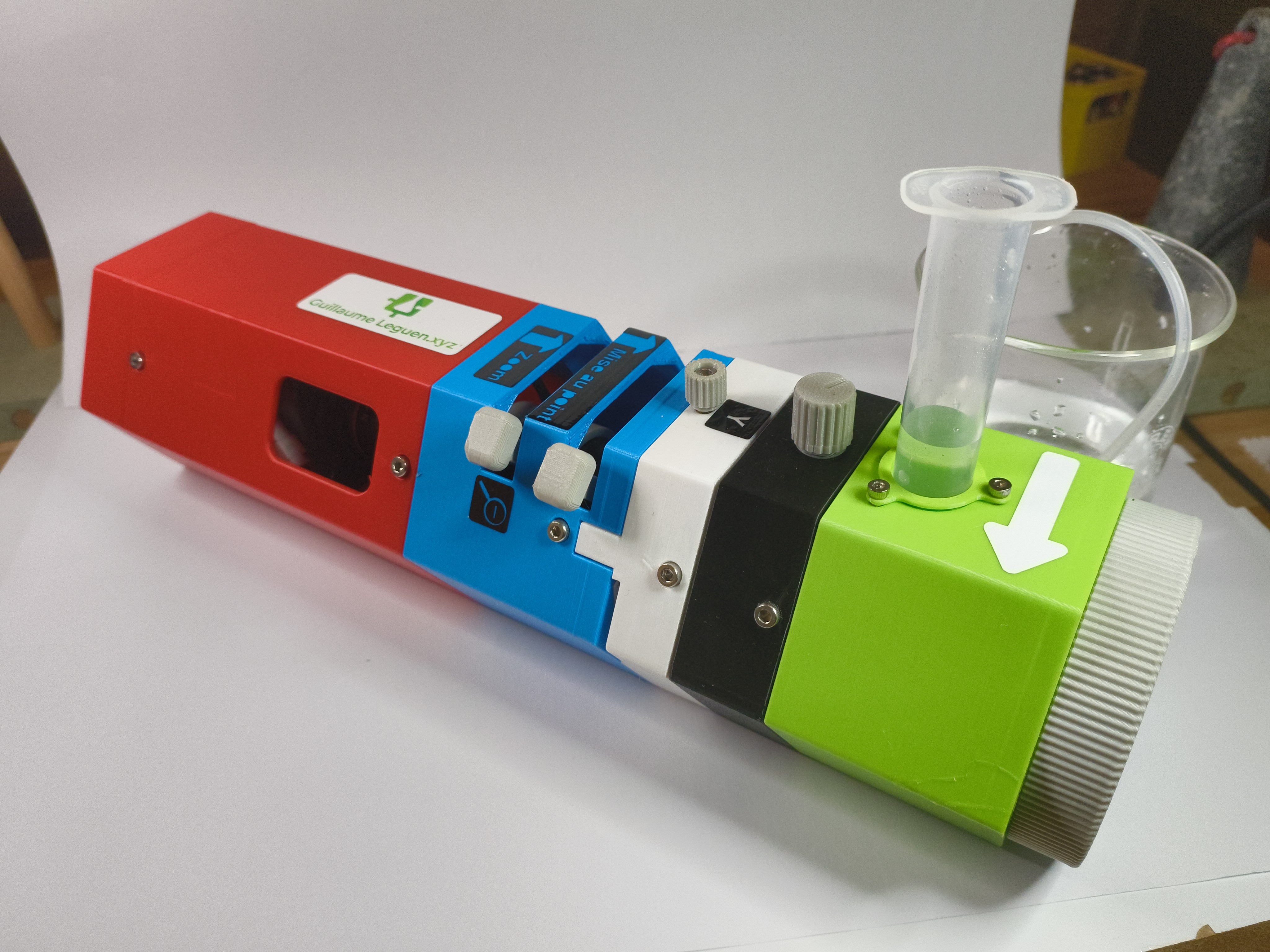 Photo de la lorgnette des micromondes. Une sorte de prisme hexagonale munis de nombreux leviers et roues, elle permet d'observer le plancton.